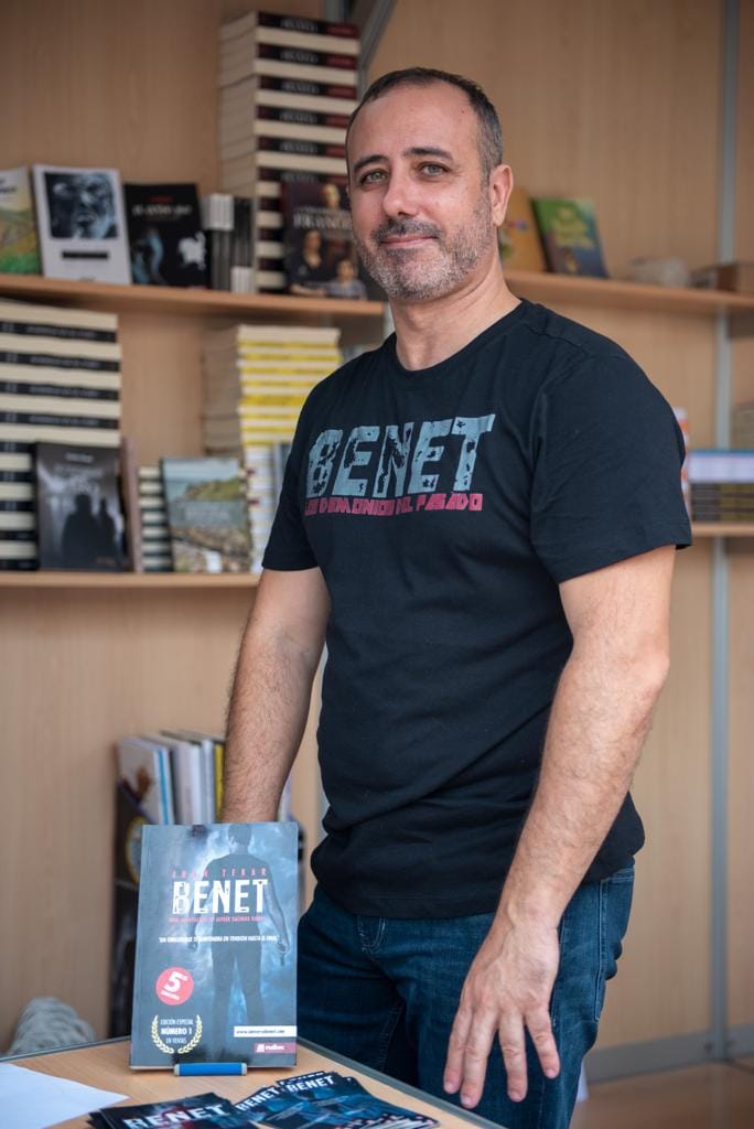 juan tebar con la portada de benet